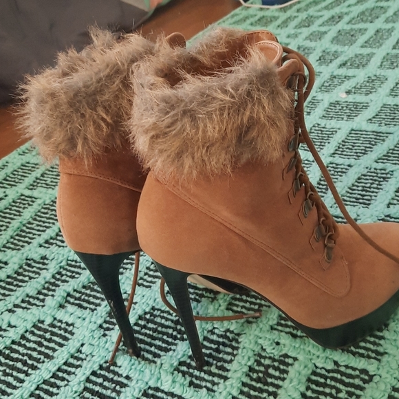 Jacquelyn faux fur boots - Picture 2 of 3